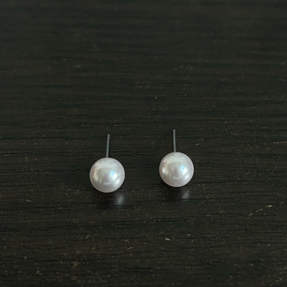 basic pearl earrings - Picture 2 of 3